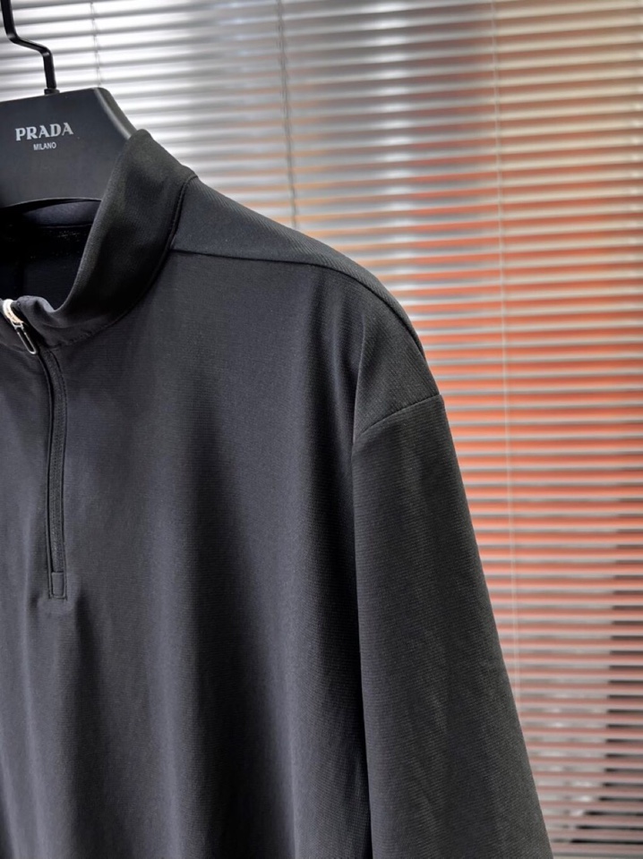 descente 迪桑特GOLF运动系列短袖圆领T恤，\n全新肌理 新款速干进口轻量化纤维赋予了面料轻盈