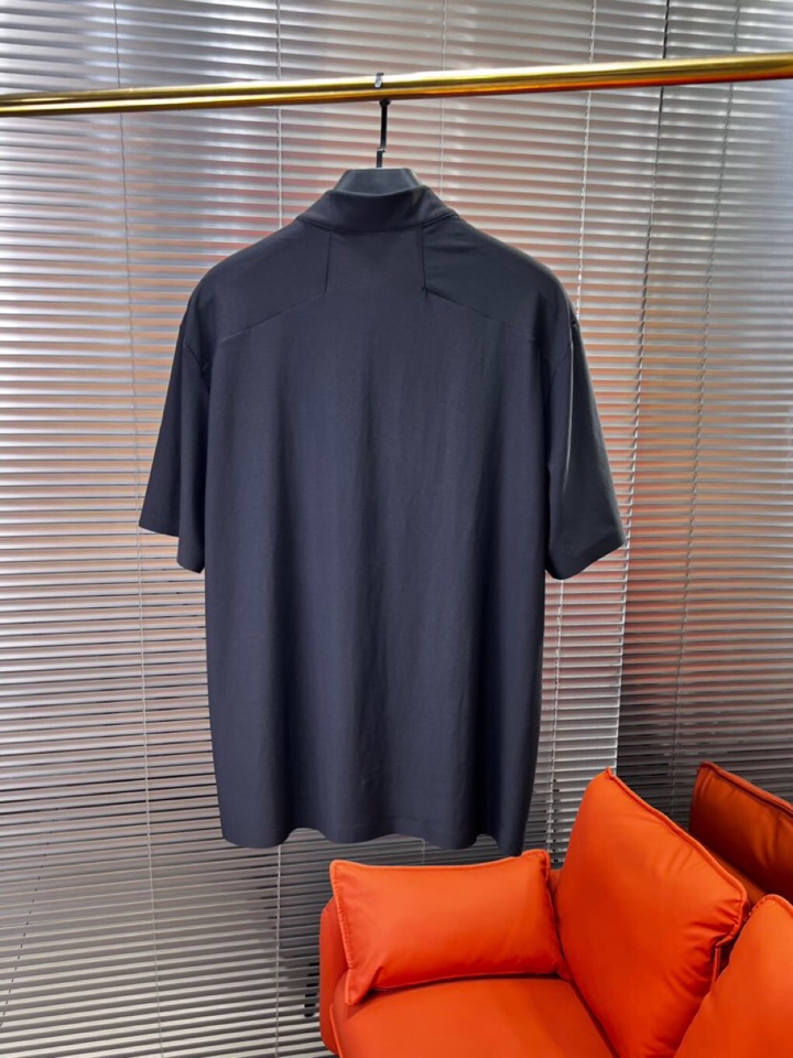 descente 迪桑特GOLF运动系列短袖圆领T恤，\n全新肌理 新款速干进口轻量化纤维赋予了面料轻盈