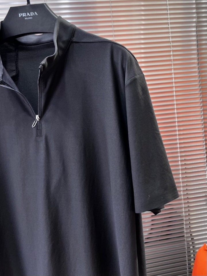 descente 迪桑特GOLF运动系列短袖圆领T恤，\n全新肌理 新款速干进口轻量化纤维赋予了面料轻盈