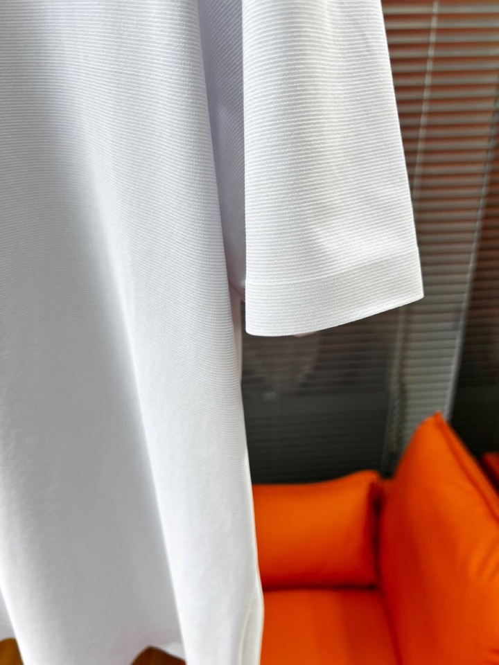 descente 迪桑特GOLF运动系列短袖圆领T恤，\n全新肌理 新款速干进口轻量化纤维赋予了面料轻盈