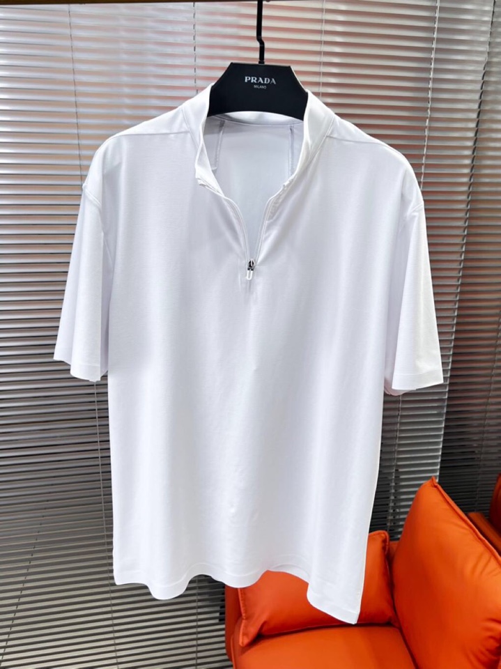 descente 迪桑特GOLF运动系列短袖圆领T恤，\n全新肌理 新款速干进口轻量化纤维赋予了面料轻盈