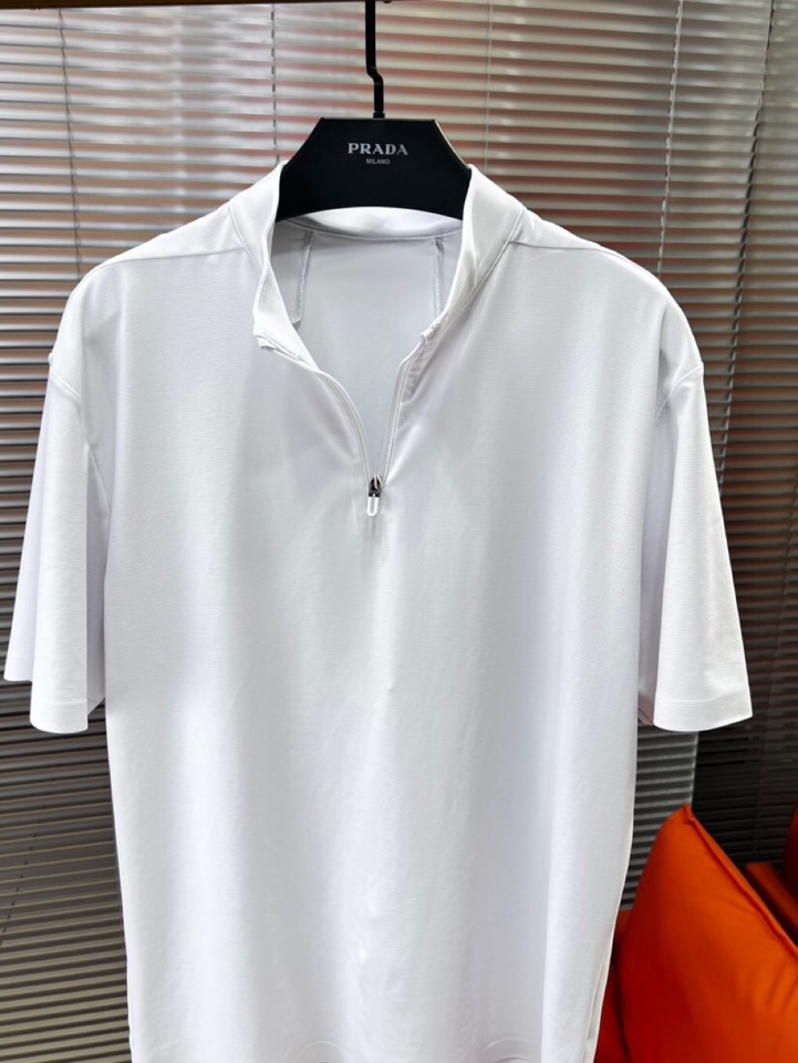 descente 迪桑特GOLF运动系列短袖圆领T恤，\n全新肌理 新款速干进口轻量化纤维赋予了面料轻盈