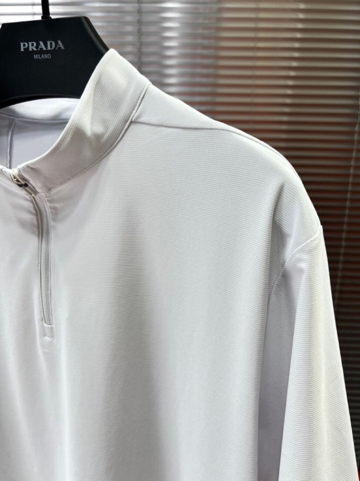 descente 迪桑特GOLF运动系列短袖圆领T恤，\n全新肌理 新款速干进口轻量化纤维赋予了面料轻盈