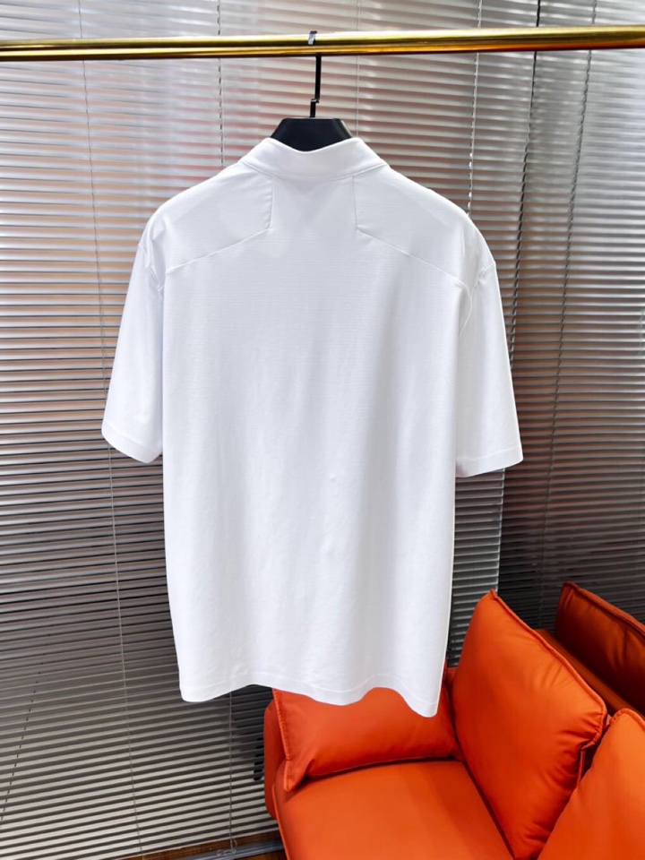 descente 迪桑特GOLF运动系列短袖圆领T恤，\n全新肌理 新款速干进口轻量化纤维赋予了面料轻盈