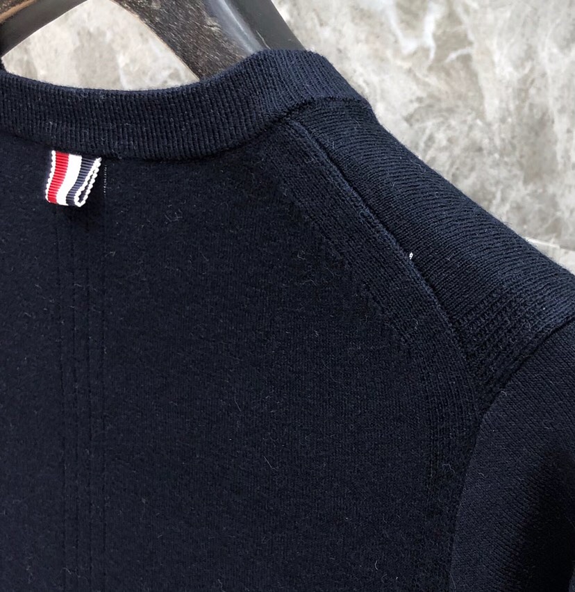 THOM BROWNE 汤姆布朗 TB🌺女款双袖红白蓝大织带圆领T恤 \n码数：0-2 颜色：白色、灰色