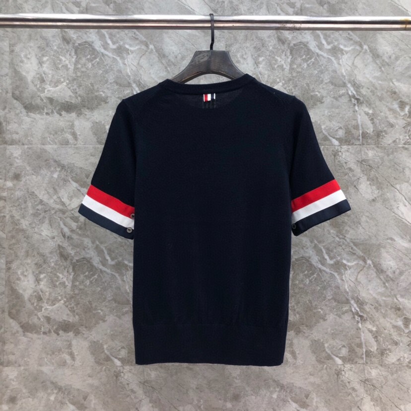 THOM BROWNE 汤姆布朗 TB🌺女款双袖红白蓝大织带圆领T恤 \n码数：0-2 颜色：白色、灰色