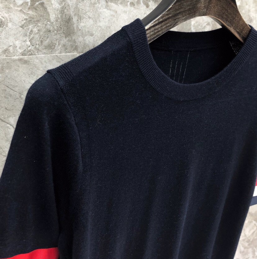 THOM BROWNE 汤姆布朗 TB🌺女款双袖红白蓝大织带圆领T恤 \n码数：0-2 颜色：白色、灰色