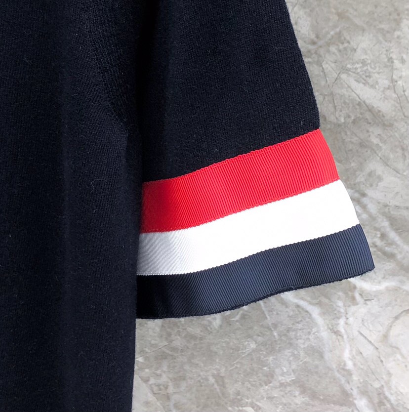 THOM BROWNE 汤姆布朗 TB🌺女款双袖红白蓝大织带圆领T恤 \n码数：0-2 颜色：白色、灰色