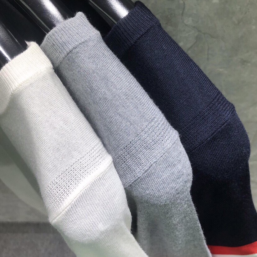 THOM BROWNE 汤姆布朗 TB🌺女款双袖红白蓝大织带圆领T恤 \n码数：0-2 颜色：白色、灰色