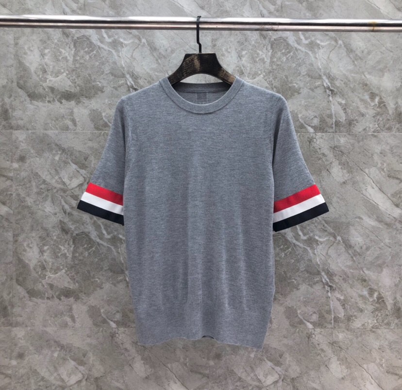 THOM BROWNE 汤姆布朗 TB🌺女款双袖红白蓝大织带圆领T恤 \n码数：0-2 颜色：白色、灰色