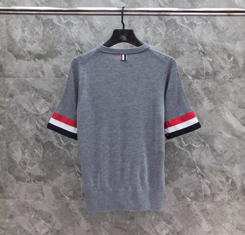 THOM BROWNE 汤姆布朗 TB🌺女款双袖红白蓝大织带圆领T恤 \n码数：0-2 颜色：白色、灰色