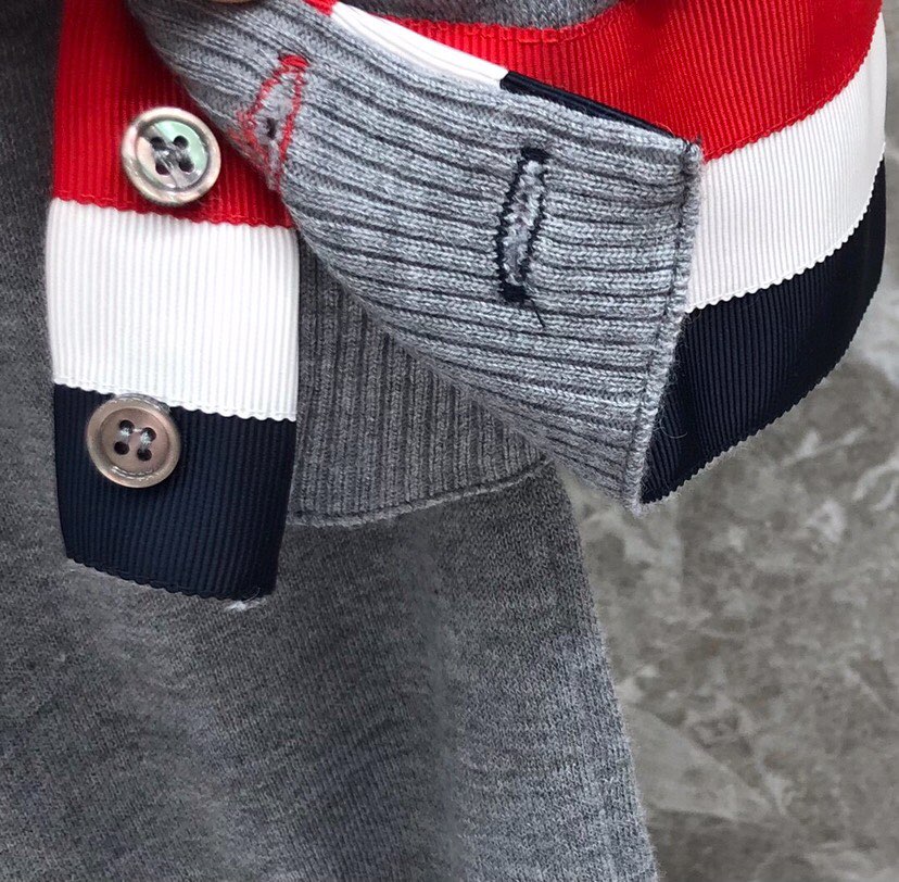 THOM BROWNE 汤姆布朗 TB🌺女款双袖红白蓝大织带圆领T恤 \n码数：0-2 颜色：白色、灰色