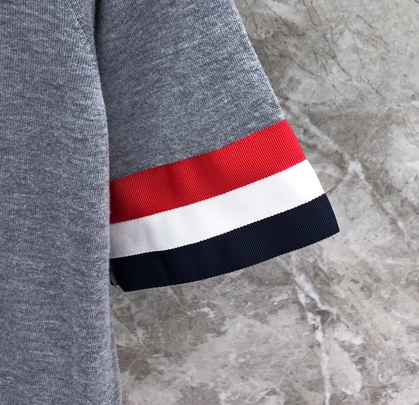 THOM BROWNE 汤姆布朗 TB🌺女款双袖红白蓝大织带圆领T恤 \n码数：0-2 颜色：白色、灰色