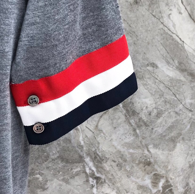 THOM BROWNE 汤姆布朗 TB🌺女款双袖红白蓝大织带圆领T恤 \n码数：0-2 颜色：白色、灰色