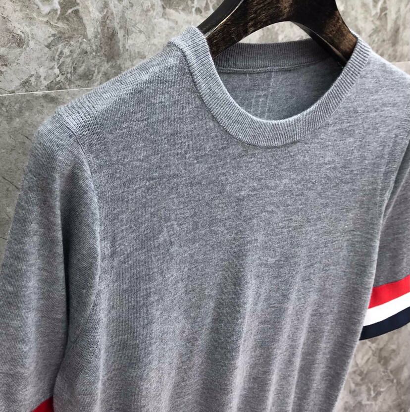 THOM BROWNE 汤姆布朗 TB🌺女款双袖红白蓝大织带圆领T恤 \n码数：0-2 颜色：白色、灰色