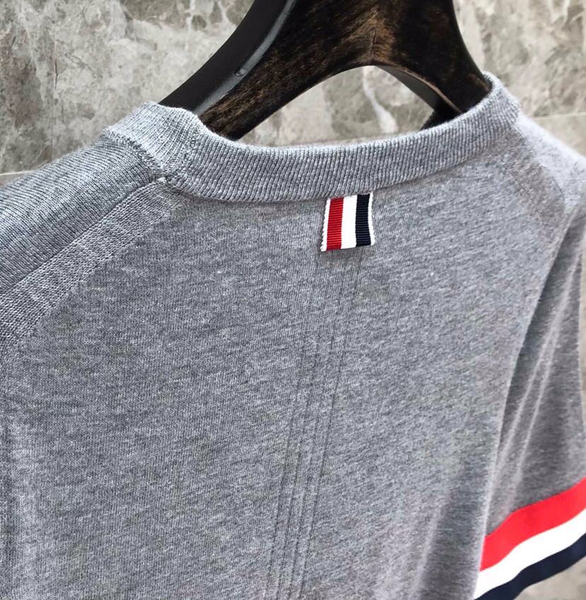 THOM BROWNE 汤姆布朗 TB🌺女款双袖红白蓝大织带圆领T恤 \n码数：0-2 颜色：白色、灰色