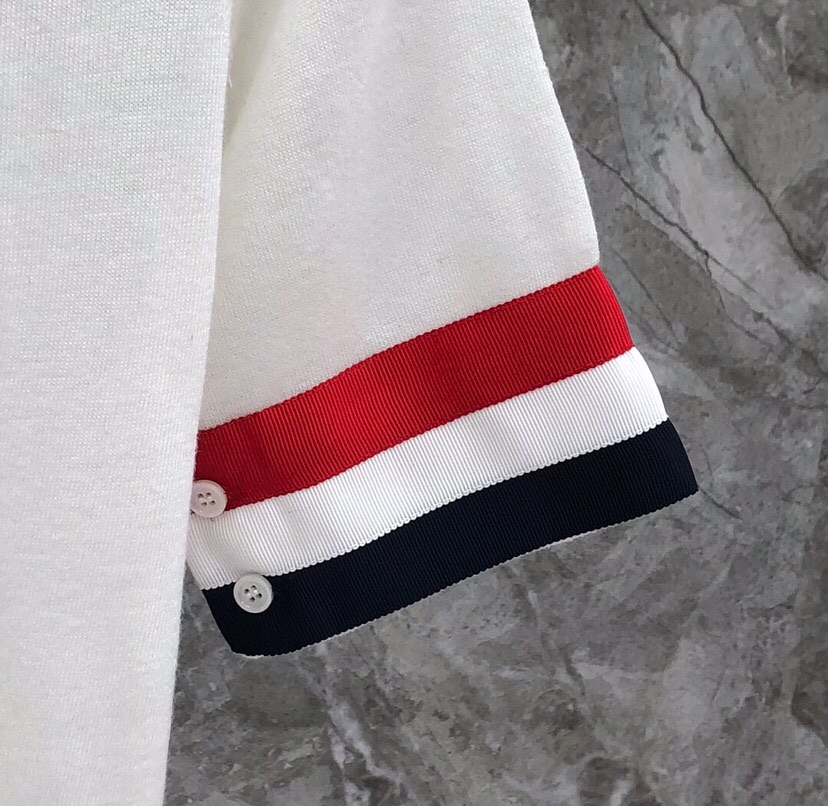 THOM BROWNE 汤姆布朗 TB🌺女款双袖红白蓝大织带圆领T恤 \n码数：0-2 颜色：白色、灰色