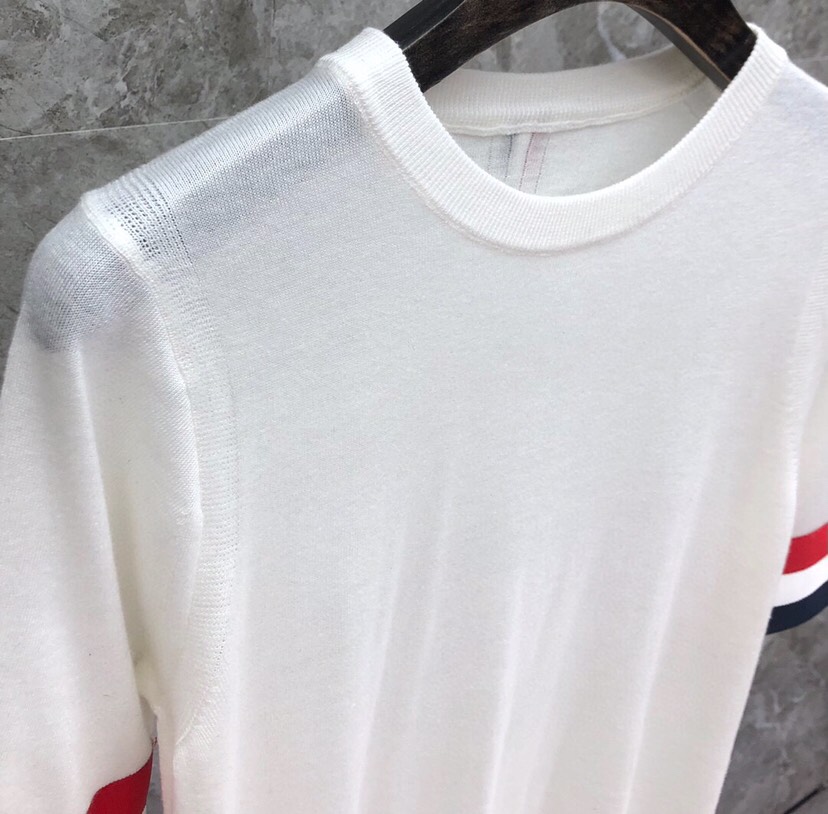 THOM BROWNE 汤姆布朗 TB🌺女款双袖红白蓝大织带圆领T恤 \n码数：0-2 颜色：白色、灰色