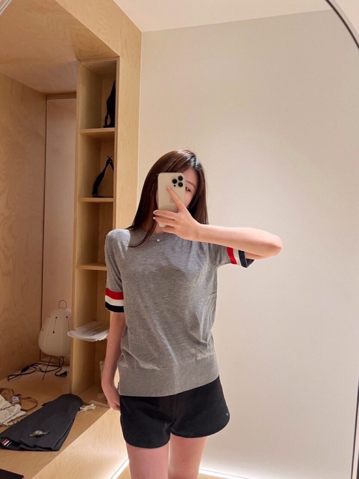 THOM BROWNE 汤姆布朗 TB🌺女款双袖红白蓝大织带圆领T恤 \n码数：0-2 颜色：白色、灰色