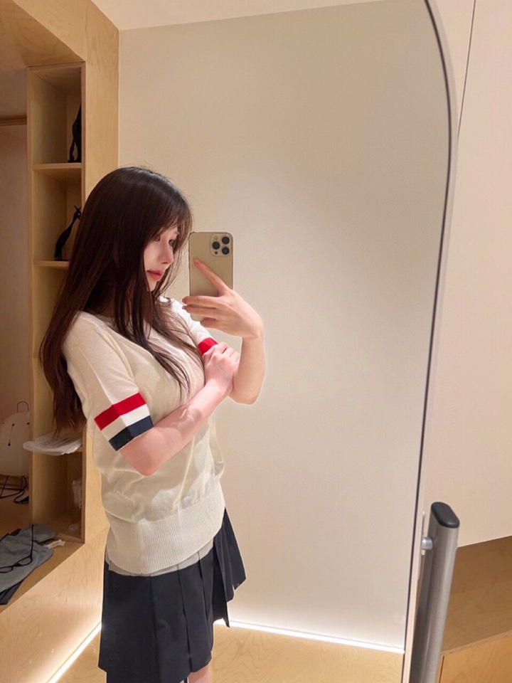 THOM BROWNE 汤姆布朗 TB🌺女款双袖红白蓝大织带圆领T恤 \n码数：0-2 颜色：白色、灰色