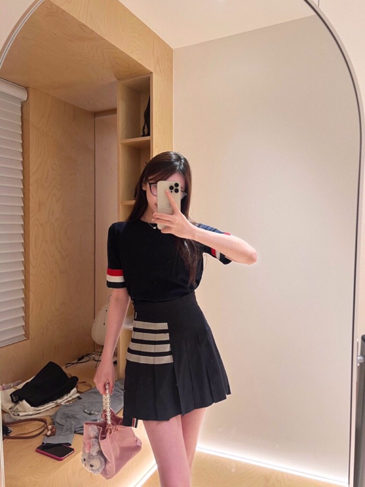 THOM BROWNE 汤姆布朗 TB🌺女款双袖红白蓝大织带圆领T恤 \n码数：0-2 颜色：白色、灰色