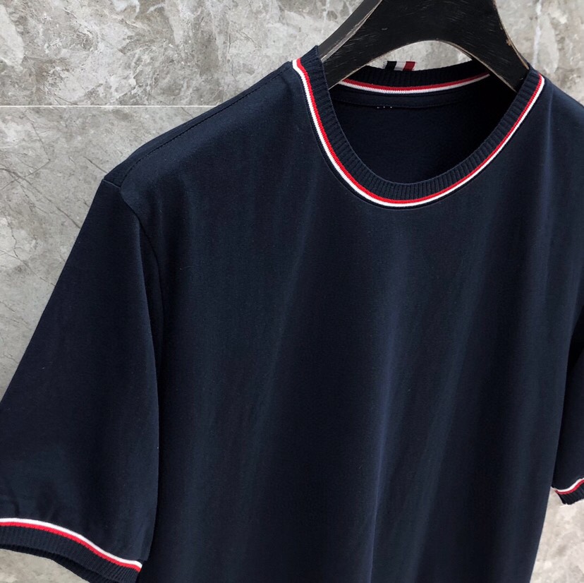 THOM BROWNE 汤姆布朗 TB领袖螺纹间色开衩纯棉短袖 新款圆领T恤，男女同款情侣款\n码数：1