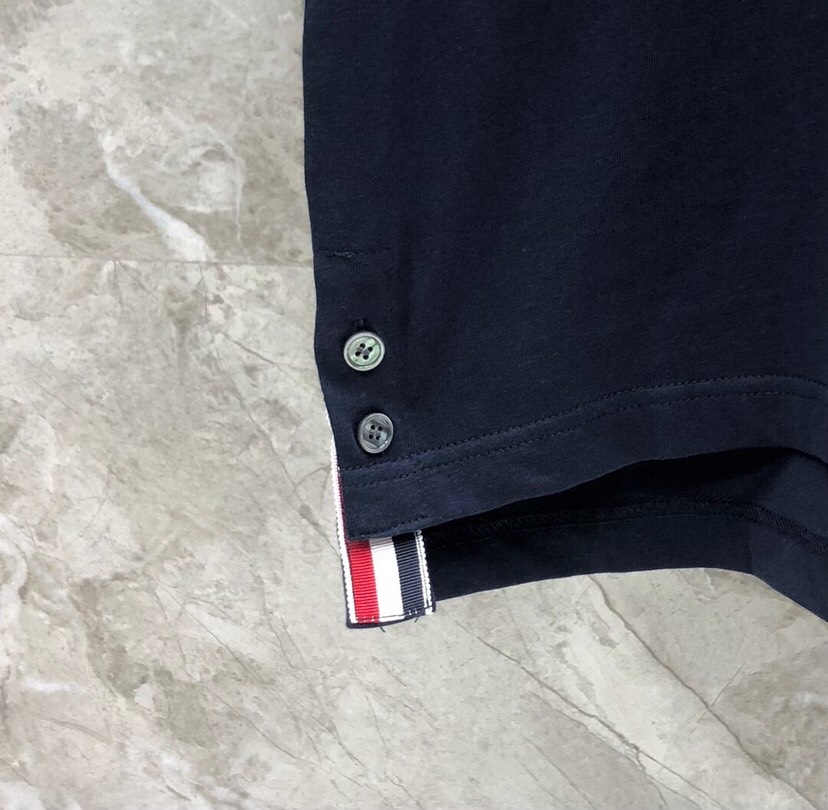 THOM BROWNE 汤姆布朗 TB领袖螺纹间色开衩纯棉短袖 新款圆领T恤，男女同款情侣款\n码数：1