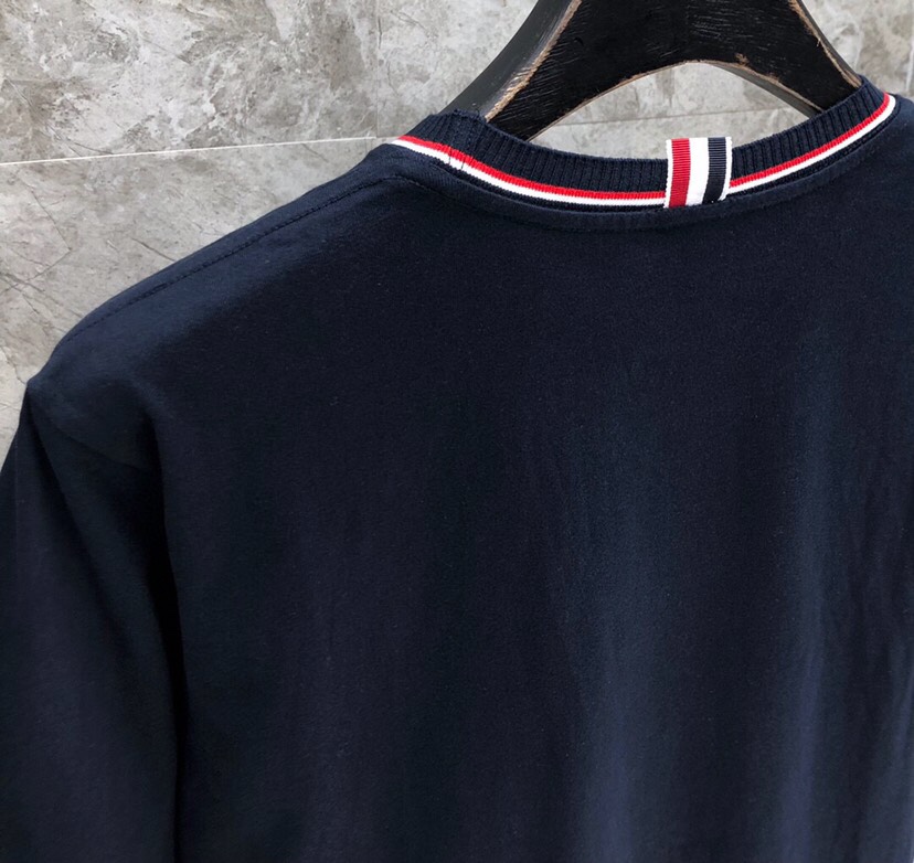 THOM BROWNE 汤姆布朗 TB领袖螺纹间色开衩纯棉短袖 新款圆领T恤，男女同款情侣款\n码数：1