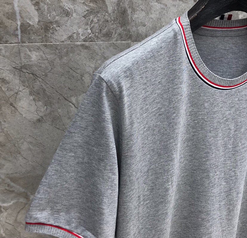 THOM BROWNE 汤姆布朗 TB领袖螺纹间色开衩纯棉短袖 新款圆领T恤，男女同款情侣款\n码数：1