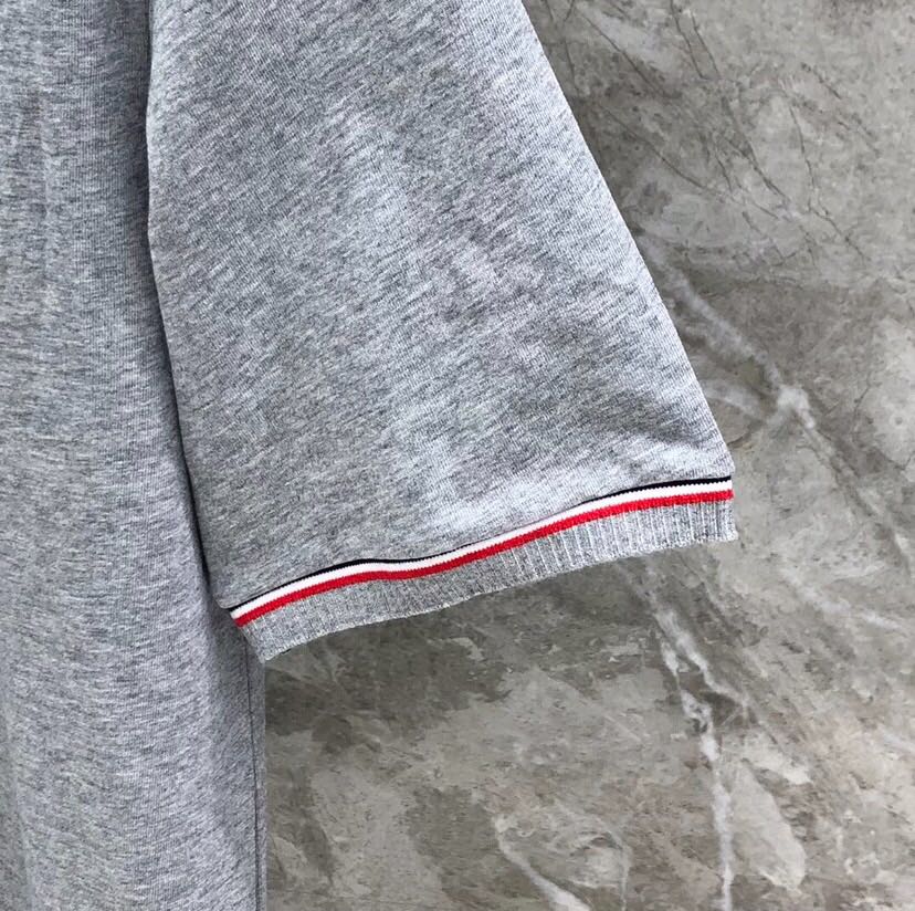 THOM BROWNE 汤姆布朗 TB领袖螺纹间色开衩纯棉短袖 新款圆领T恤，男女同款情侣款\n码数：1