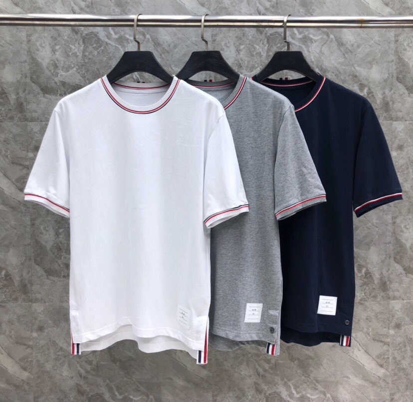 THOM BROWNE 汤姆布朗 TB领袖螺纹间色开衩纯棉短袖 新款圆领T恤，男女同款情侣款\n码数：1