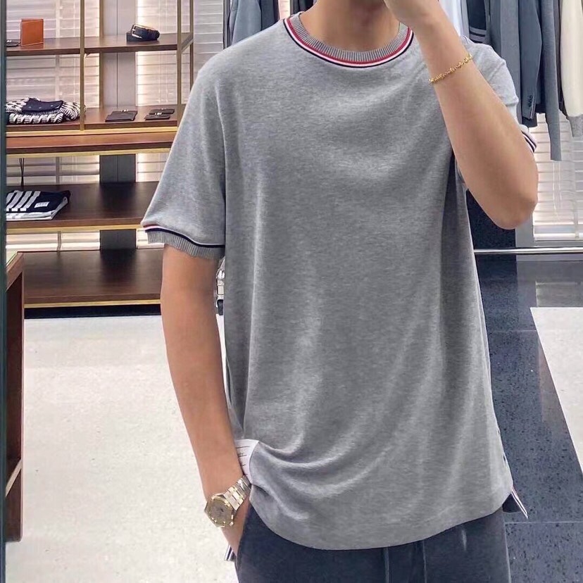 THOM BROWNE 汤姆布朗 TB领袖螺纹间色开衩纯棉短袖 新款圆领T恤，男女同款情侣款\n码数：1