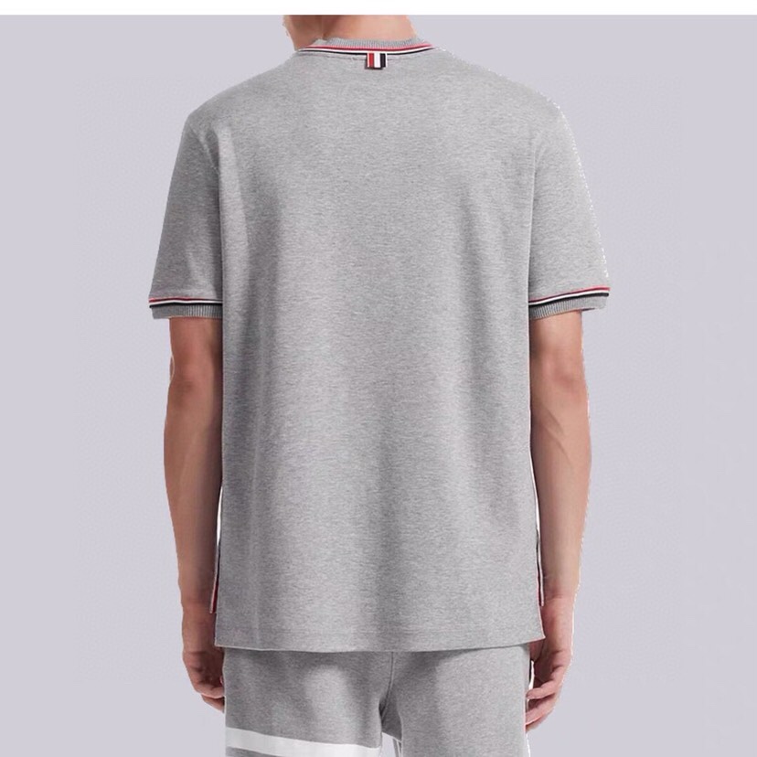 THOM BROWNE 汤姆布朗 TB领袖螺纹间色开衩纯棉短袖 新款圆领T恤，男女同款情侣款\n码数：1