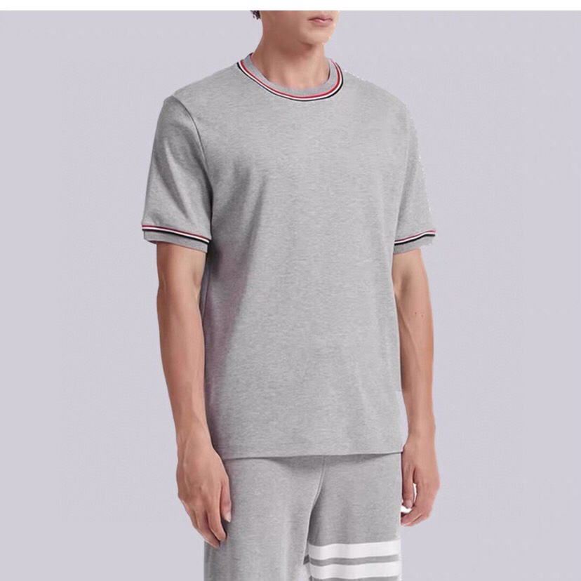 THOM BROWNE 汤姆布朗 TB领袖螺纹间色开衩纯棉短袖 新款圆领T恤，男女同款情侣款\n码数：1