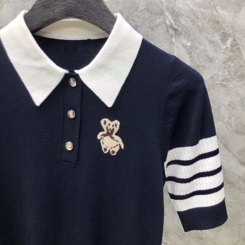 THOM BROWNE 汤姆布朗 TB🌺小熊针织女款针织短袖翻领T恤 \n码数：0-2 颜色：白、藏青\