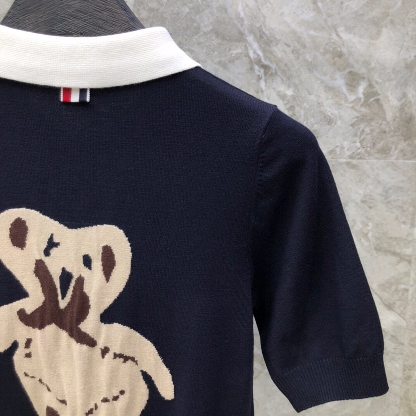 THOM BROWNE 汤姆布朗 TB🌺小熊针织女款针织短袖翻领T恤 \n码数：0-2 颜色：白、藏青\