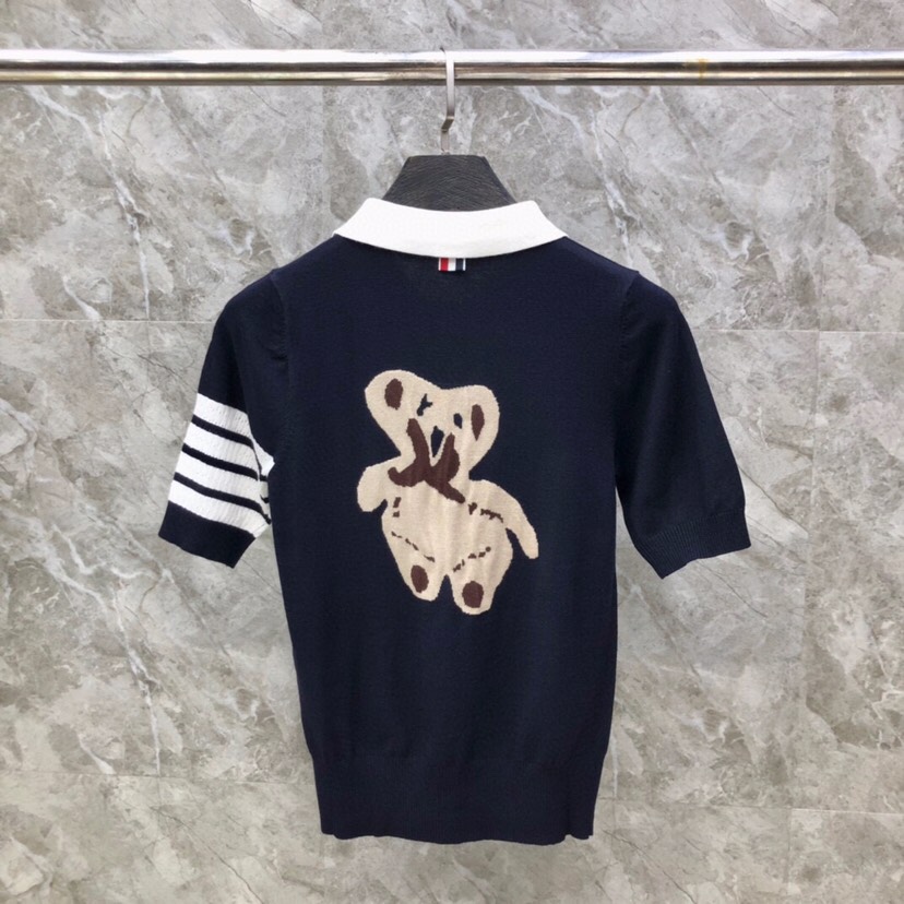 THOM BROWNE 汤姆布朗 TB🌺小熊针织女款针织短袖翻领T恤 \n码数：0-2 颜色：白、藏青\