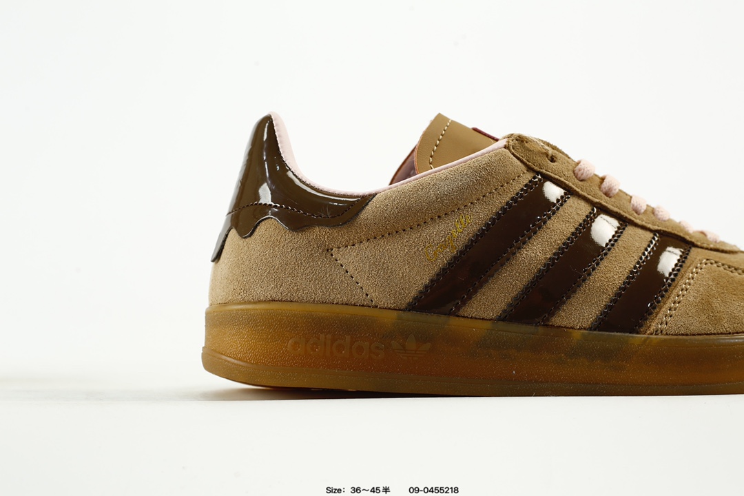 💰90
公司级✅adidas Originals Gazelle Indoor 三叶草休闲防滑耐磨低帮板鞋
鞋头出色设计 塑就出众贴合感
稳固的后跟贴合足部曲线设计
软弹舒适 不易磨脚
橡胶鞋底配合防滑纹路设计 平稳抓地
官方货号:JI3523
尺码:35.5 36 36.5 37 38 38.5 39.5 40 49.5 41 42 42.5 43 44 45
编码:09-0455218