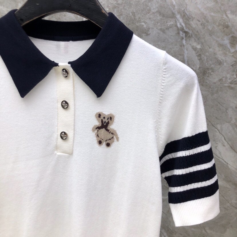 THOM BROWNE 汤姆布朗 TB🌺小熊针织女款针织短袖翻领T恤 \n码数：0-2 颜色：白、藏青\