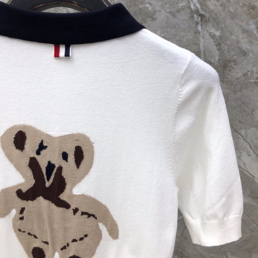 THOM BROWNE 汤姆布朗 TB🌺小熊针织女款针织短袖翻领T恤 \n码数：0-2 颜色：白、藏青\
