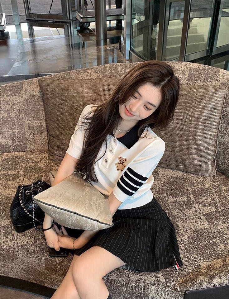 上身图 显瘦又好看 \nTHOM BROWNE 汤姆布朗 TB🌺小熊针织女款针织短袖翻领T恤 \n码数：