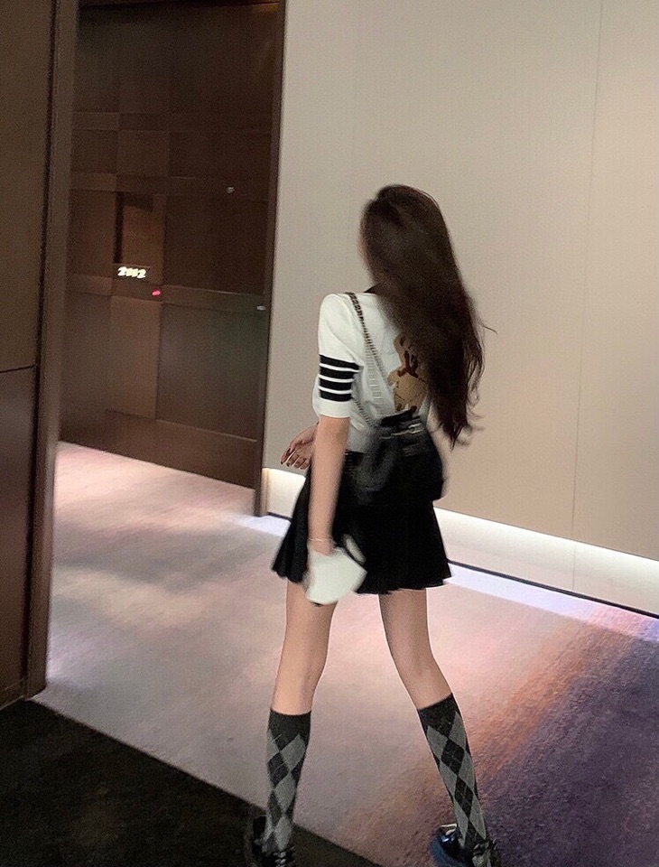 上身图 显瘦又好看 \nTHOM BROWNE 汤姆布朗 TB🌺小熊针织女款针织短袖翻领T恤 \n码数：