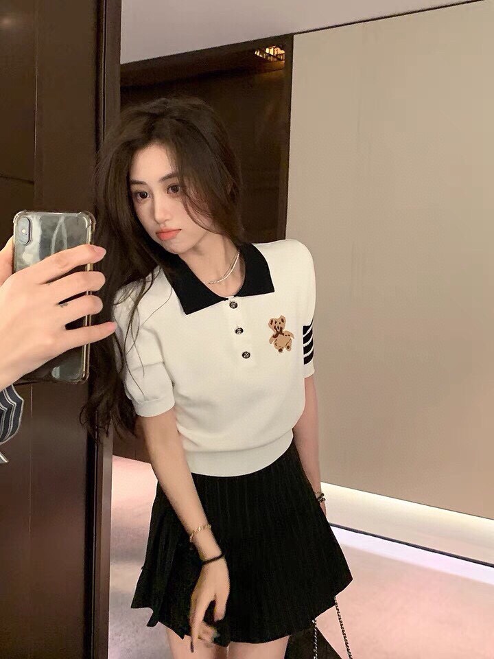 上身图 显瘦又好看 \nTHOM BROWNE 汤姆布朗 TB🌺小熊针织女款针织短袖翻领T恤 \n码数：