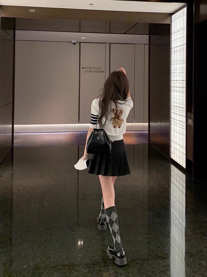 上身图 显瘦又好看 \nTHOM BROWNE 汤姆布朗 TB🌺小熊针织女款针织短袖翻领T恤 \n码数：