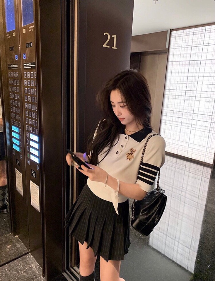 上身图 显瘦又好看 \nTHOM BROWNE 汤姆布朗 TB🌺小熊针织女款针织短袖翻领T恤 \n码数：