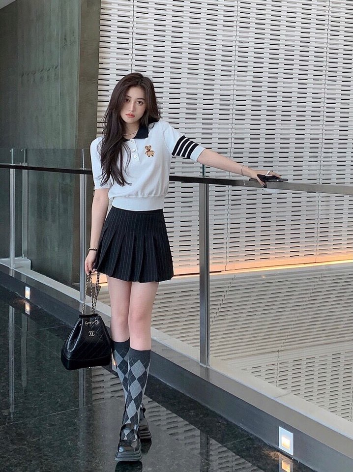 上身图 显瘦又好看 \nTHOM BROWNE 汤姆布朗 TB🌺小熊针织女款针织短袖翻领T恤 \n码数：