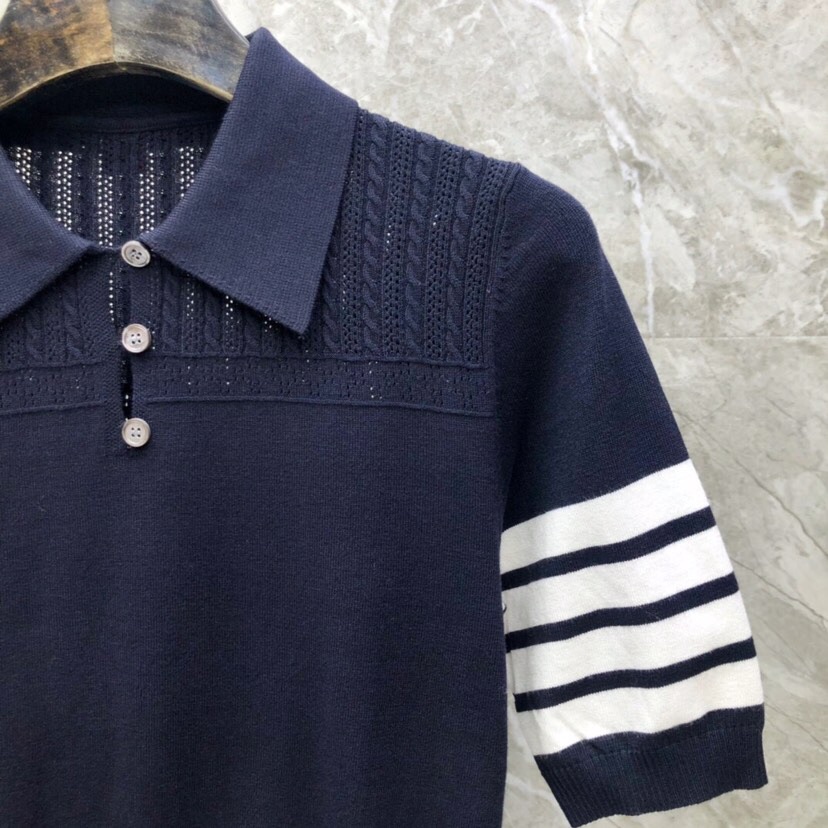 THOM BROWNE 汤姆布朗 TB🌺翻领提花小狗短袖针织翻领T恤 \n码数：0-2 颜色：白、灰、藏