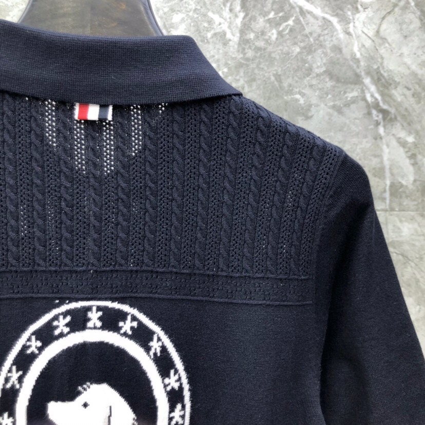 THOM BROWNE 汤姆布朗 TB🌺翻领提花小狗短袖针织翻领T恤 \n码数：0-2 颜色：白、灰、藏