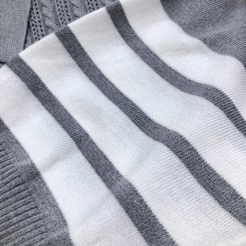 THOM BROWNE 汤姆布朗 TB🌺翻领提花小狗短袖针织翻领T恤 \n码数：0-2 颜色：白、灰、藏