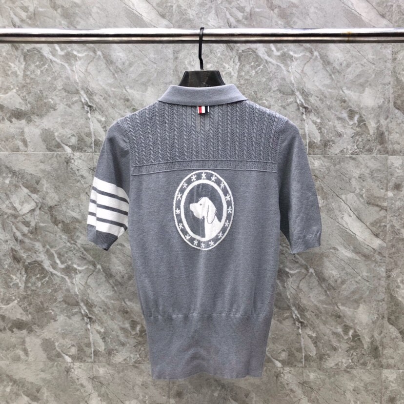 THOM BROWNE 汤姆布朗 TB🌺翻领提花小狗短袖针织翻领T恤 \n码数：0-2 颜色：白、灰、藏